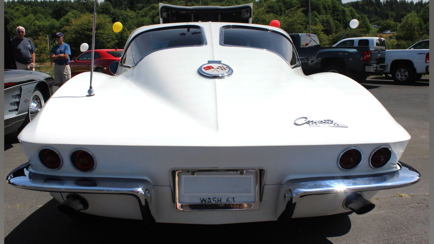Corvette Generations/C2/C2 1963 Ermine White rear view.jpg